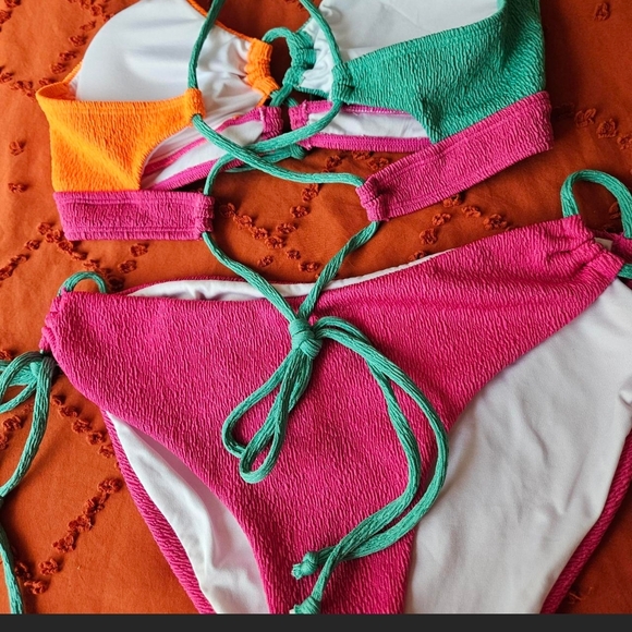 Colorful Bikini Set with Tie Details - Picture 4 of 6
